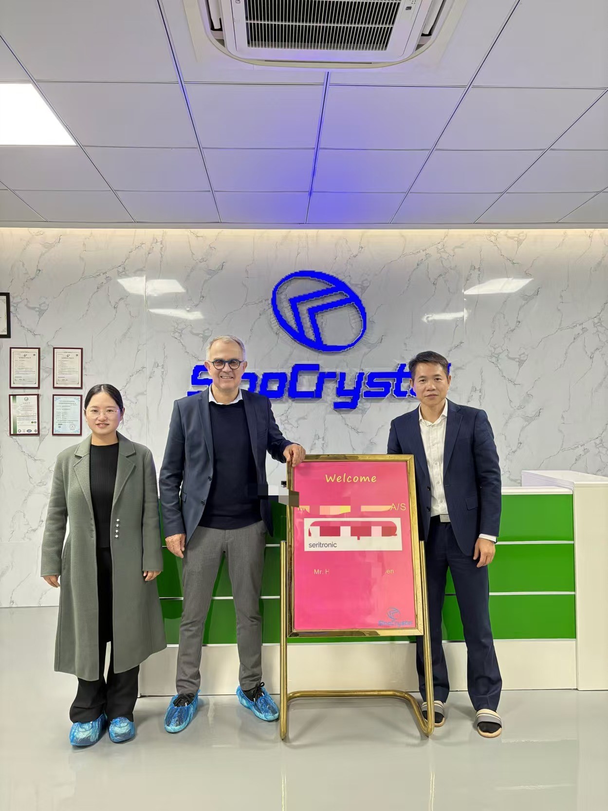 A group photo of the customer visiting the factory